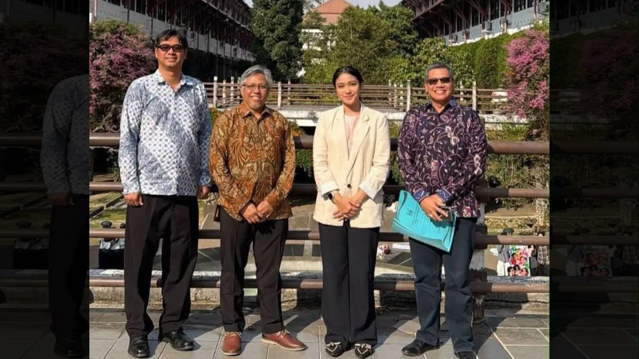 Bupati Annisa foto bersama dengan  Rektor  Prof. Tata Cipta Dirgantara, di depan gedung Institut Teknologi Bandung